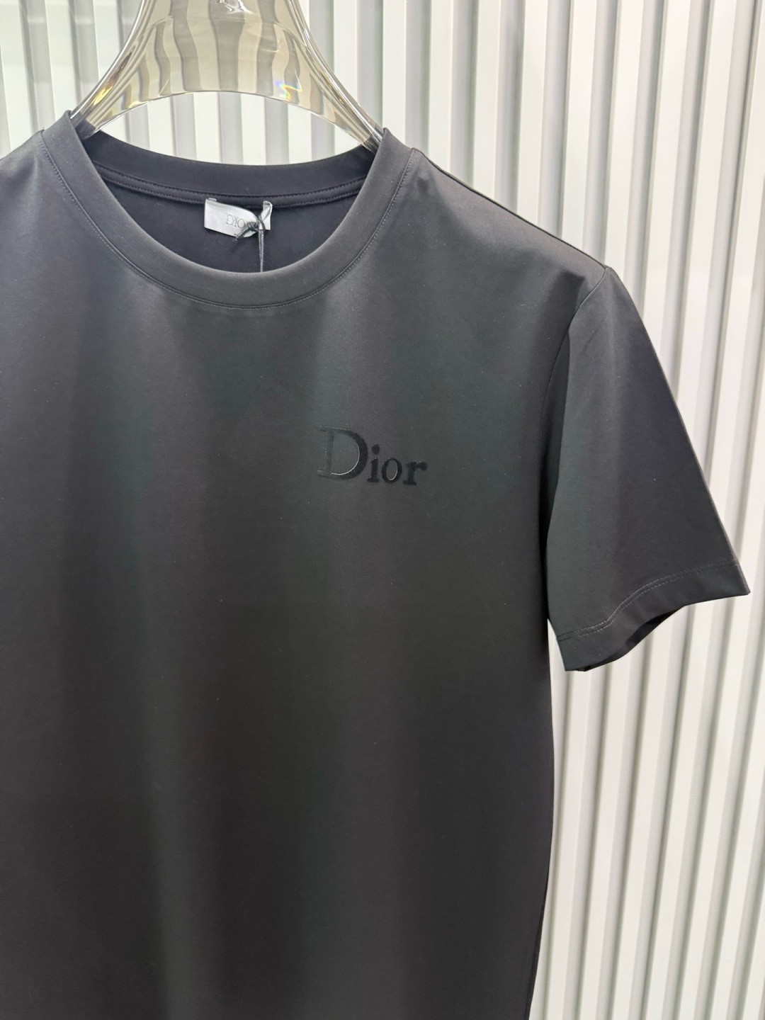 Dior2026春夏系列​​的​​植绒印花字母修身版型T恤​​，主打极简高级感与日常百搭性，适合追求低调
