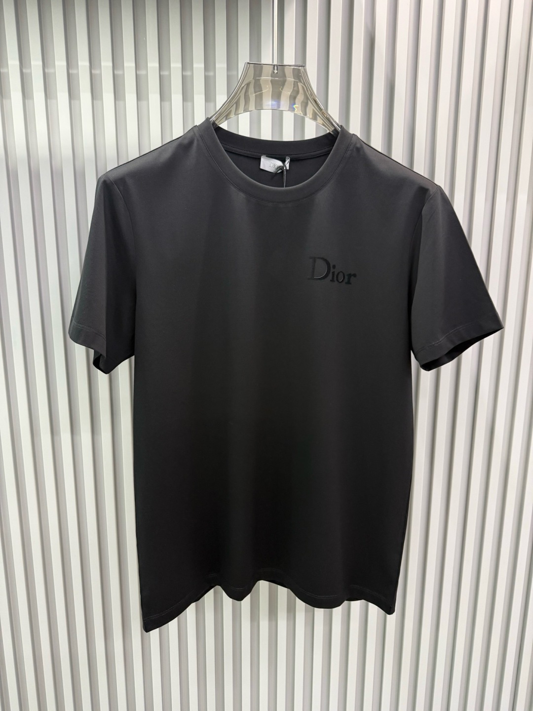Dior2026春夏系列​​的​​植绒印花字母修身版型T恤​​，主打极简高级感与日常百搭性，适合追求低调