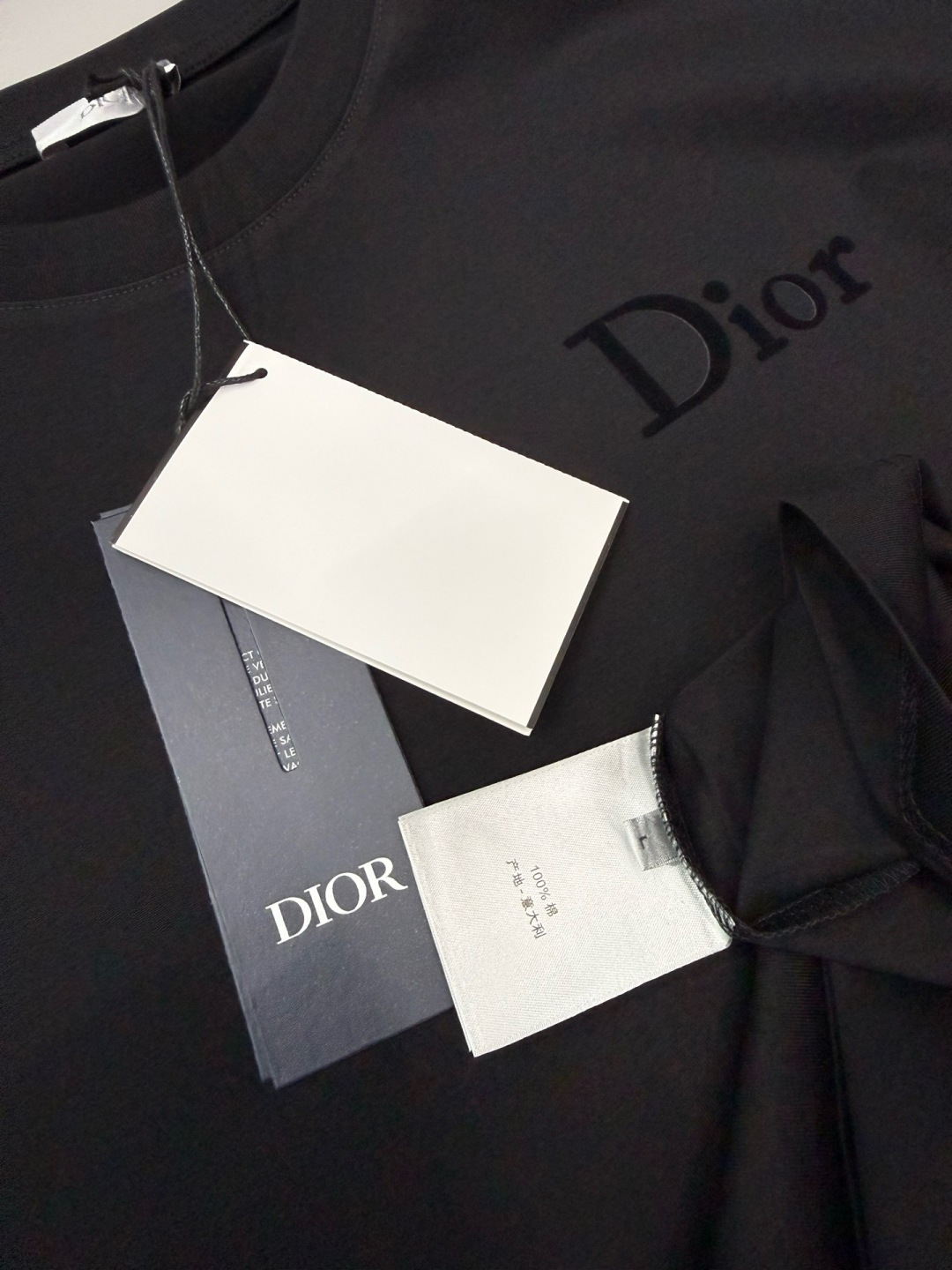 Dior2026春夏系列​​的​​植绒印花字母修身版型T恤​​，主打极简高级感与日常百搭性，适合追求低调