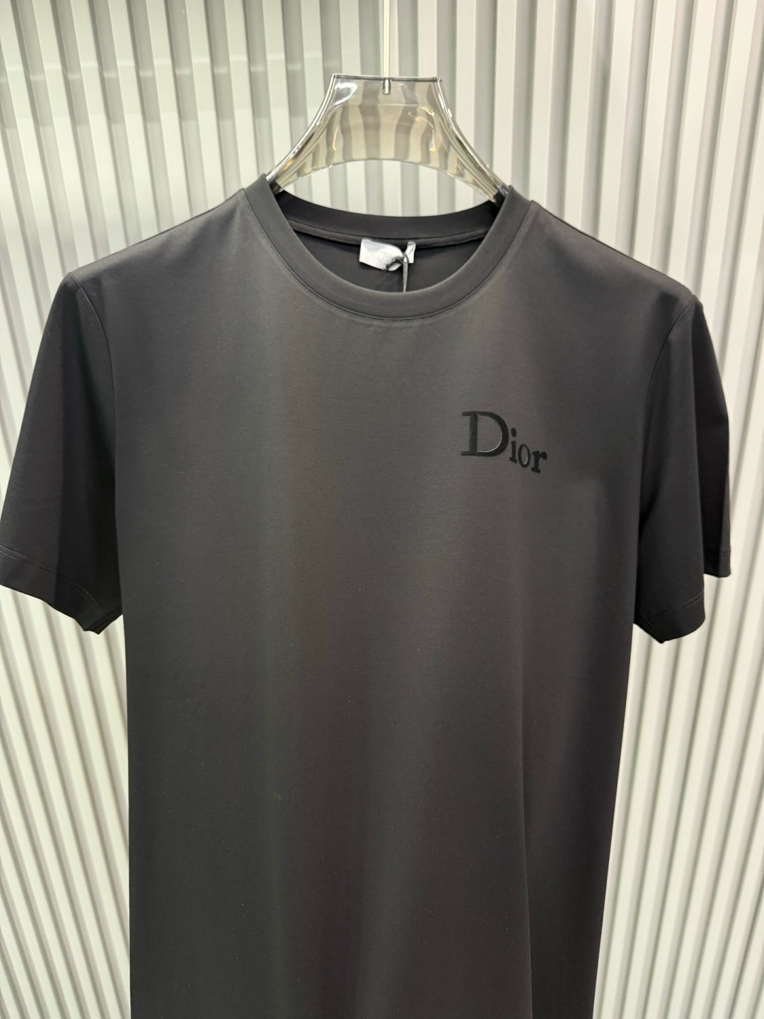 Dior2026春夏系列​​的​​植绒印花字母修身版型T恤​​，主打极简高级感与日常百搭性，适合追求低调