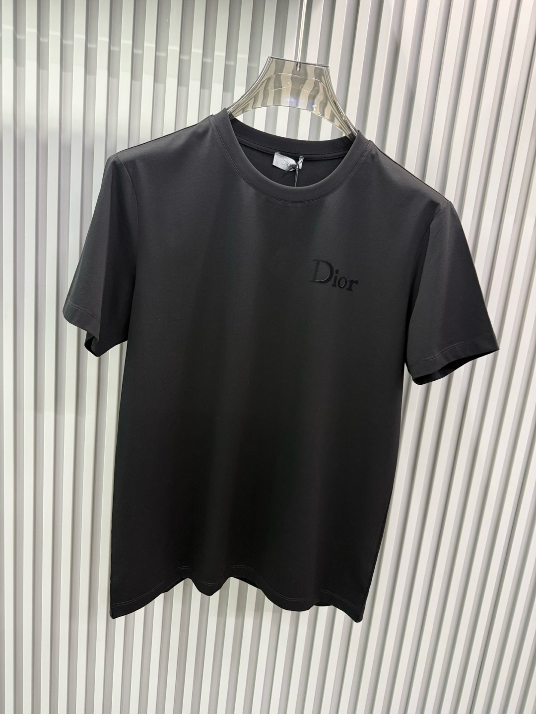 Dior2026春夏系列​​的​​植绒印花字母修身版型T恤​​，主打极简高级感与日常百搭性，适合追求低调