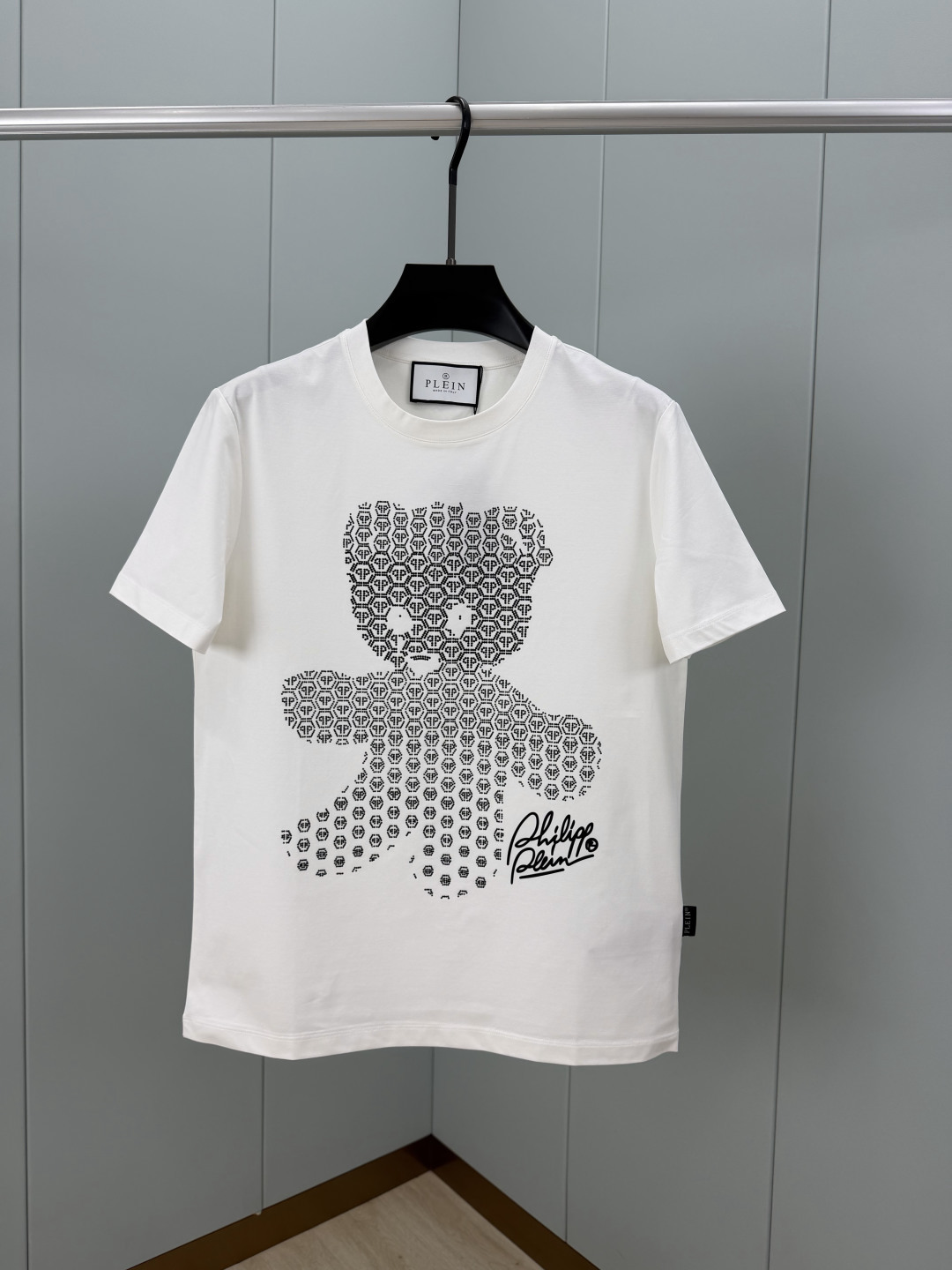 PHILIPP PLEIN SS26春夏新品泰迪熊水晶嵌饰短袖T恤，正面饰泰迪熊水晶+右下角有印花品牌签