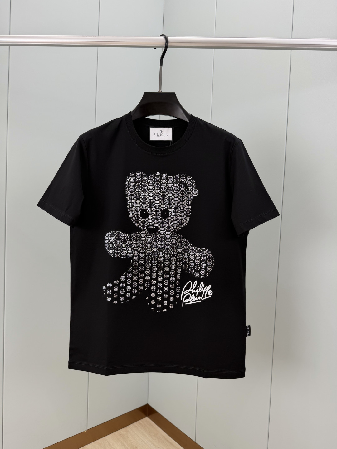 PHILIPP PLEIN SS26春夏新品泰迪熊水晶嵌饰短袖T恤，正面饰泰迪熊水晶+右下角有印花品牌签