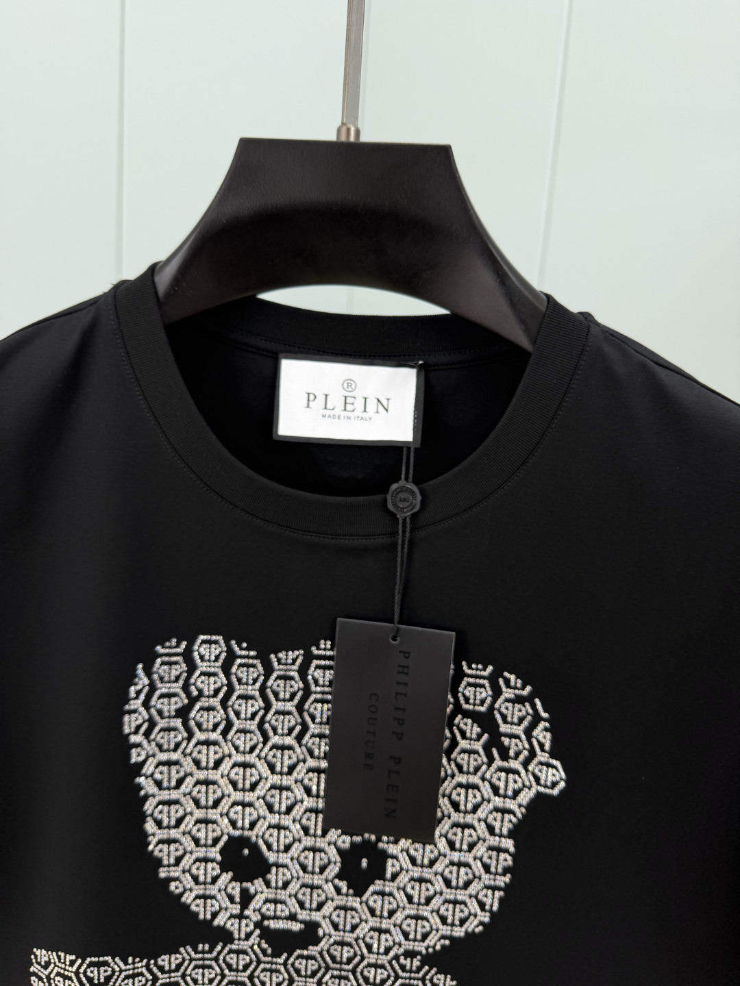 PHILIPP PLEIN SS26春夏新品泰迪熊水晶嵌饰短袖T恤，正面饰泰迪熊水晶+右下角有印花品牌签