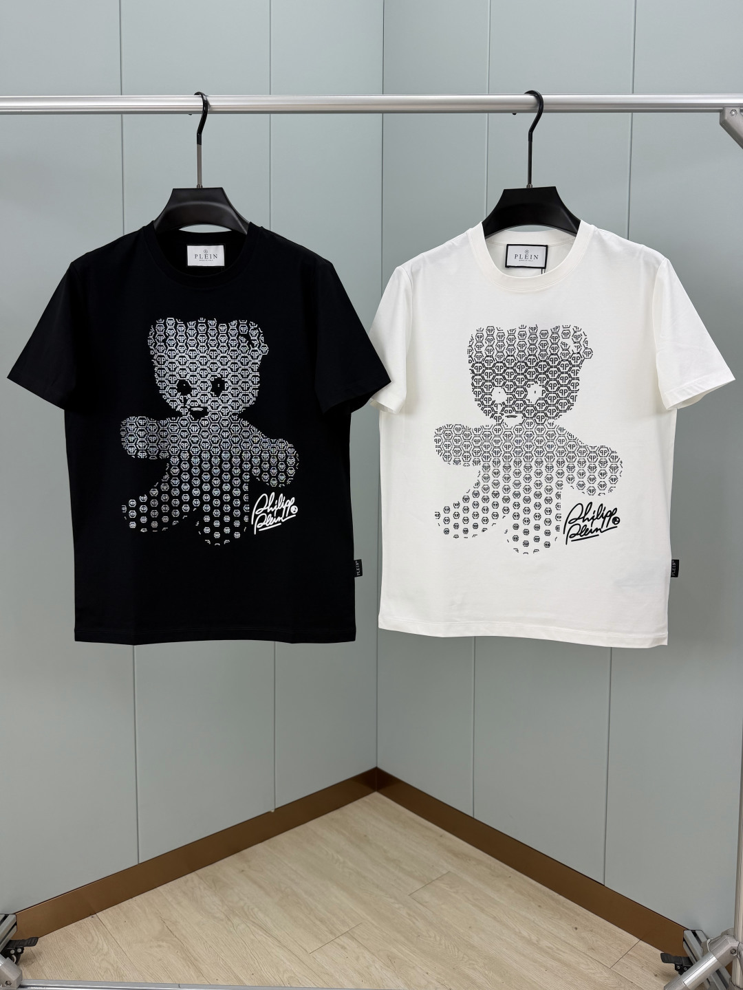 PHILIPP PLEIN SS26春夏新品泰迪熊水晶嵌饰短袖T恤，正面饰泰迪熊水晶+右下角有印花品牌签