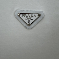 Prada.普拉达 春夏经典涂珐琅三角形金属徽标短袖T恤,正面胸前左侧饰标志性特色三角标点缀,一款内搭或 Prada.普拉达 春夏经典涂珐琅三角形金属徽标短袖T恤,正面胸前左侧饰标志性特色三角标点缀,一款内搭或