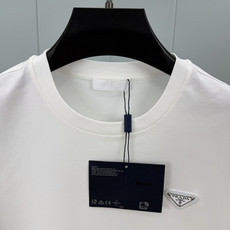 Prada.普拉达 春夏经典涂珐琅三角形金属徽标短袖T恤,正面胸前左侧饰标志性特色三角标点缀,一款内搭或 Prada.普拉达 春夏经典涂珐琅三角形金属徽标短袖T恤,正面胸前左侧饰标志性特色三角标点缀,一款内搭或