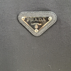 Prada.普拉达 春夏经典涂珐琅三角形金属徽标短袖T恤,正面胸前左侧饰标志性特色三角标点缀,一款内搭或 Prada.普拉达 春夏经典涂珐琅三角形金属徽标短袖T恤,正面胸前左侧饰标志性特色三角标点缀,一款内搭或