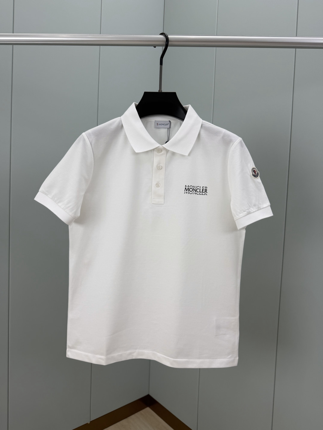 Moncler.蒙口 SS26春夏新品字母印花标识Polo衫，以最简约的形式呈现，体现了休闲雅致风格，正