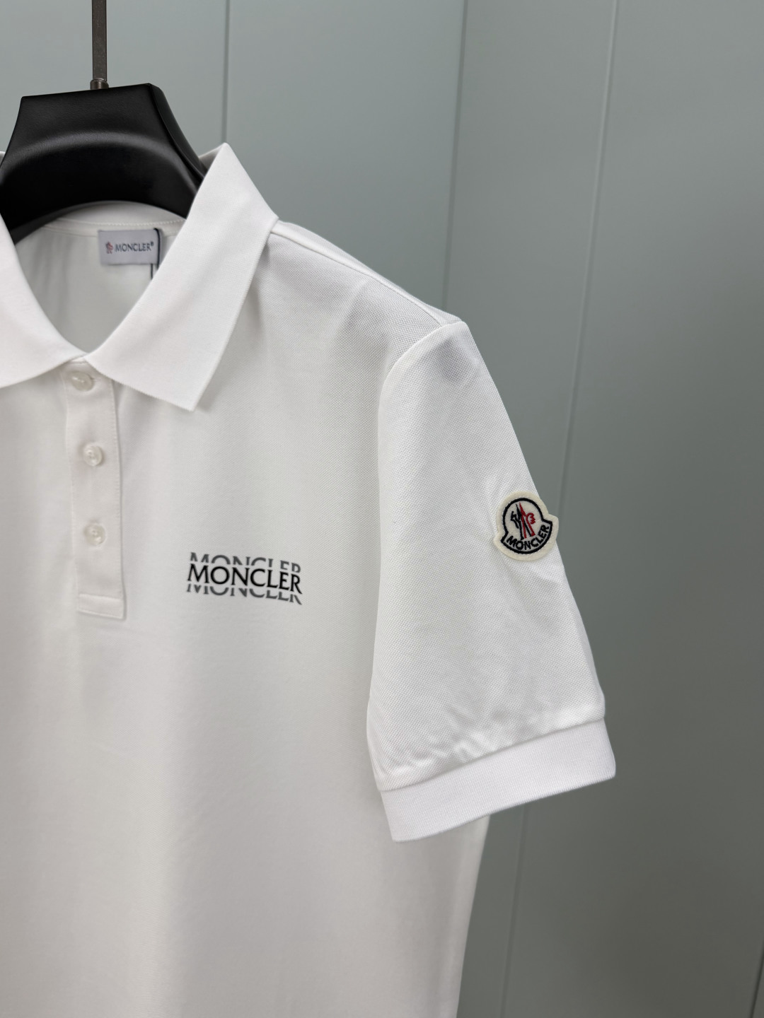 Moncler.蒙口 SS26春夏新品字母印花标识Polo衫，以最简约的形式呈现，体现了休闲雅致风格，正