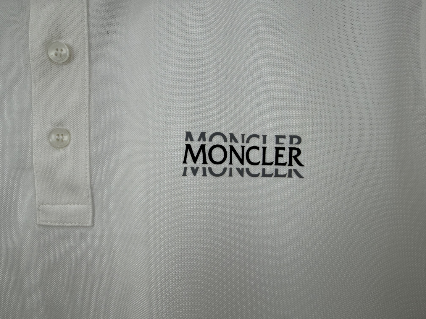 Moncler.蒙口 SS26春夏新品字母印花标识Polo衫，以最简约的形式呈现，体现了休闲雅致风格，正