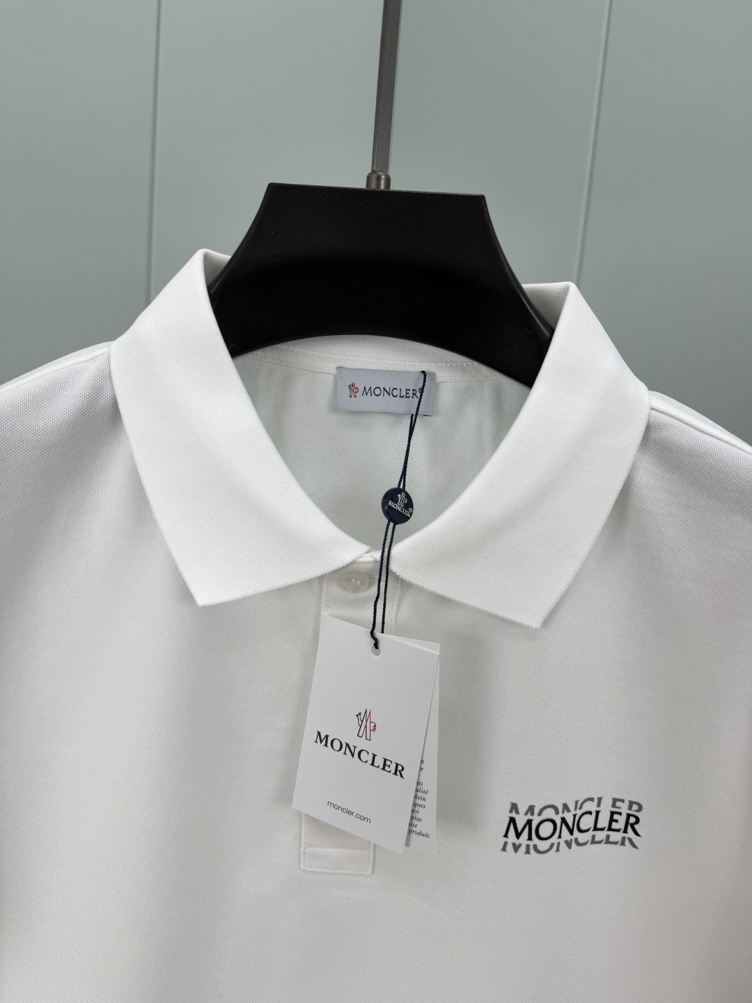 Moncler.蒙口 SS26春夏新品字母印花标识Polo衫，以最简约的形式呈现，体现了休闲雅致风格，正