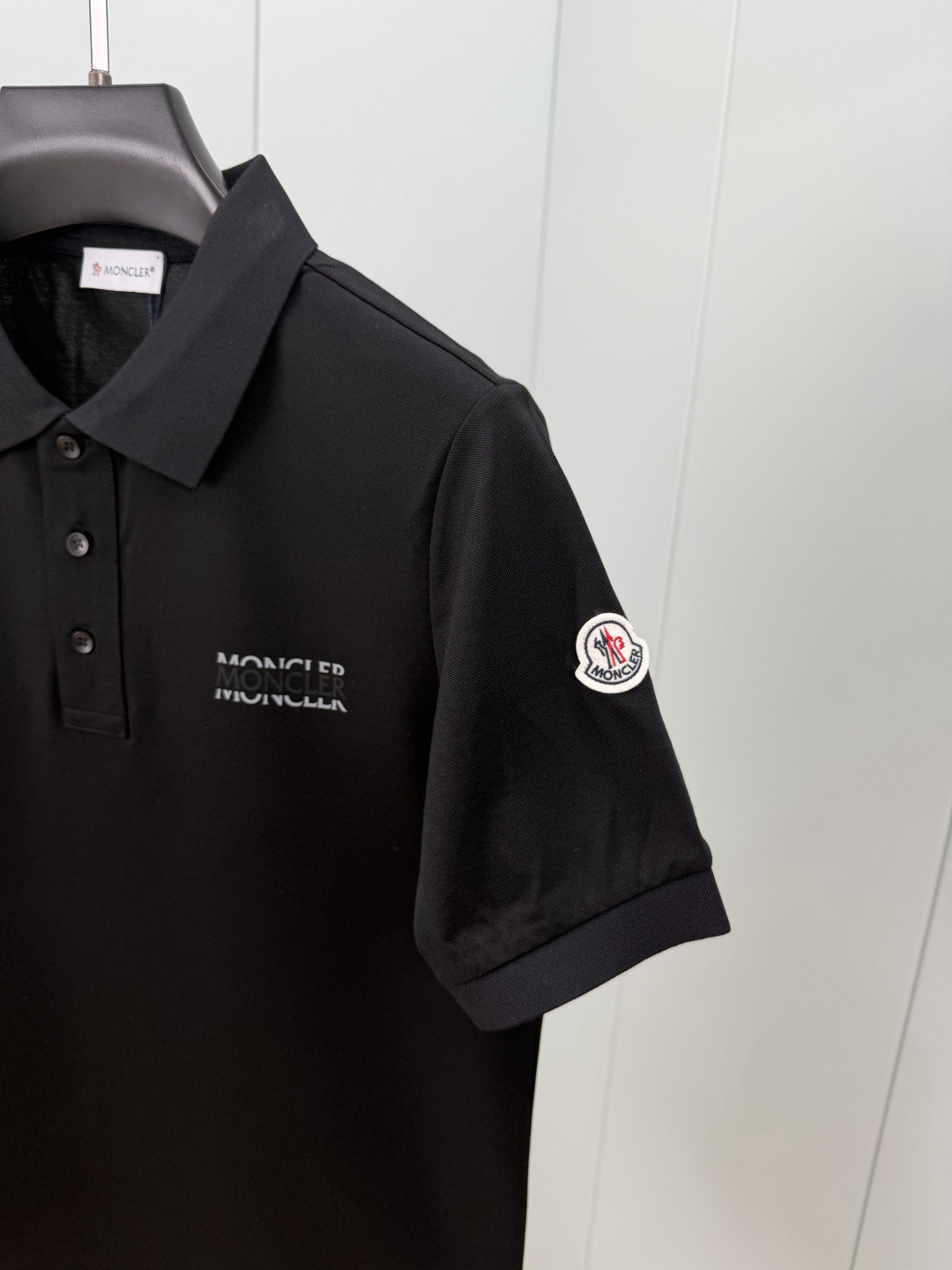 Moncler.蒙口 SS26春夏新品字母印花标识Polo衫，以最简约的形式呈现，体现了休闲雅致风格，正