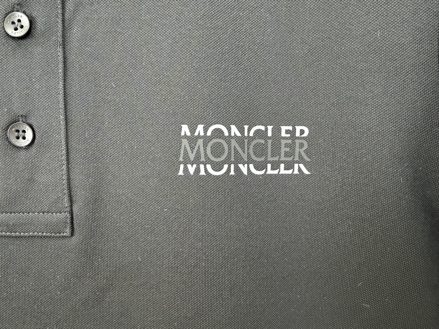 Moncler.蒙口 SS26春夏新品字母印花标识Polo衫，以最简约的形式呈现，体现了休闲雅致风格，正