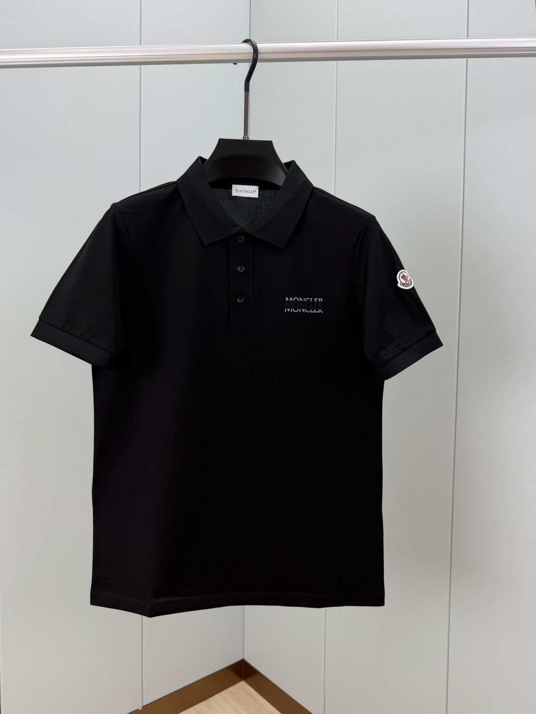 Moncler.蒙口 SS26春夏新品字母印花标识Polo衫，以最简约的形式呈现，体现了休闲雅致风格，正