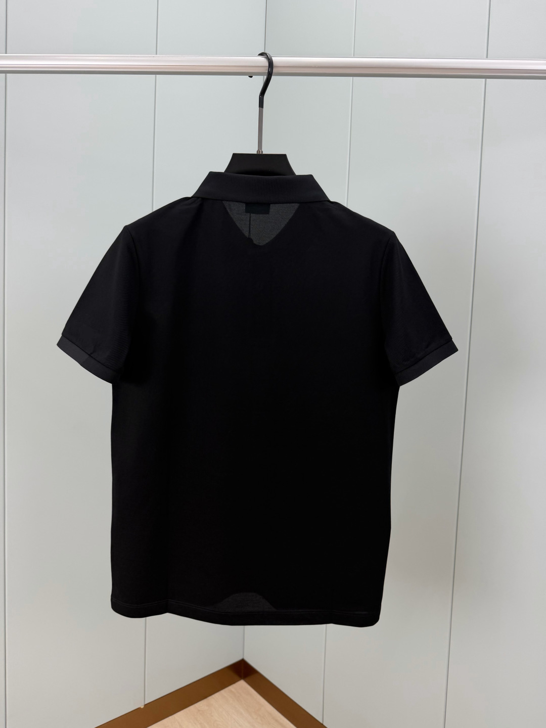 Moncler.蒙口 SS26春夏新品字母印花标识Polo衫，以最简约的形式呈现，体现了休闲雅致风格，正