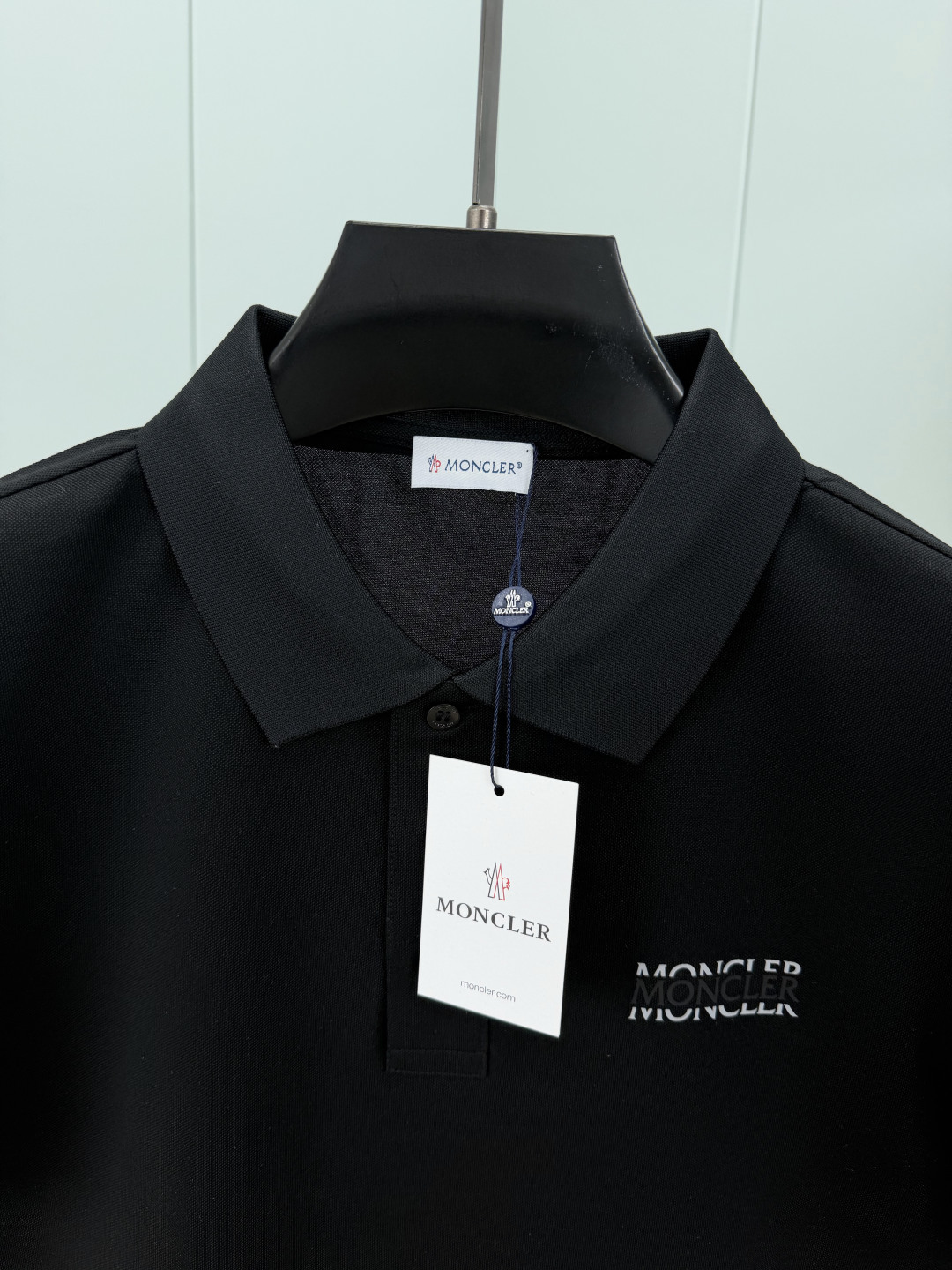 Moncler.蒙口 SS26春夏新品字母印花标识Polo衫，以最简约的形式呈现，体现了休闲雅致风格，正