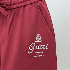 Gucci.古驰 SS26春夏新品饰“Gucci Firenze Since 1921”印花标识冰氧棉休闲短裤,正面左侧 Gucci.古驰 SS26春夏新品饰“Gucci Firenze Since 1921”印花标识冰氧棉休闲短裤,正面左侧