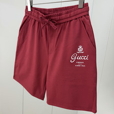 Gucci.古驰 SS26春夏新品饰“Gucci Firenze Since 1921”印花标识冰氧棉休闲短裤,正面左侧 Gucci.古驰 SS26春夏新品饰“Gucci Firenze Since 1921”印花标识冰氧棉休闲短裤,正面左侧