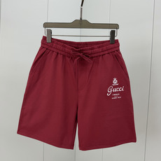 Gucci.古驰 SS26春夏新品饰“Gucci Firenze Since 1921”印花标识冰氧棉休闲短裤,正面左侧 Gucci.古驰 SS26春夏新品饰“Gucci Firenze Since 1921”印花标识冰氧棉休闲短裤,正面左侧
