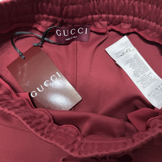 Gucci.古驰 SS26春夏新品饰“Gucci Firenze Since 1921”印花标识冰氧棉休闲短裤,正面左侧 Gucci.古驰 SS26春夏新品饰“Gucci Firenze Since 1921”印花标识冰氧棉休闲短裤,正面左侧