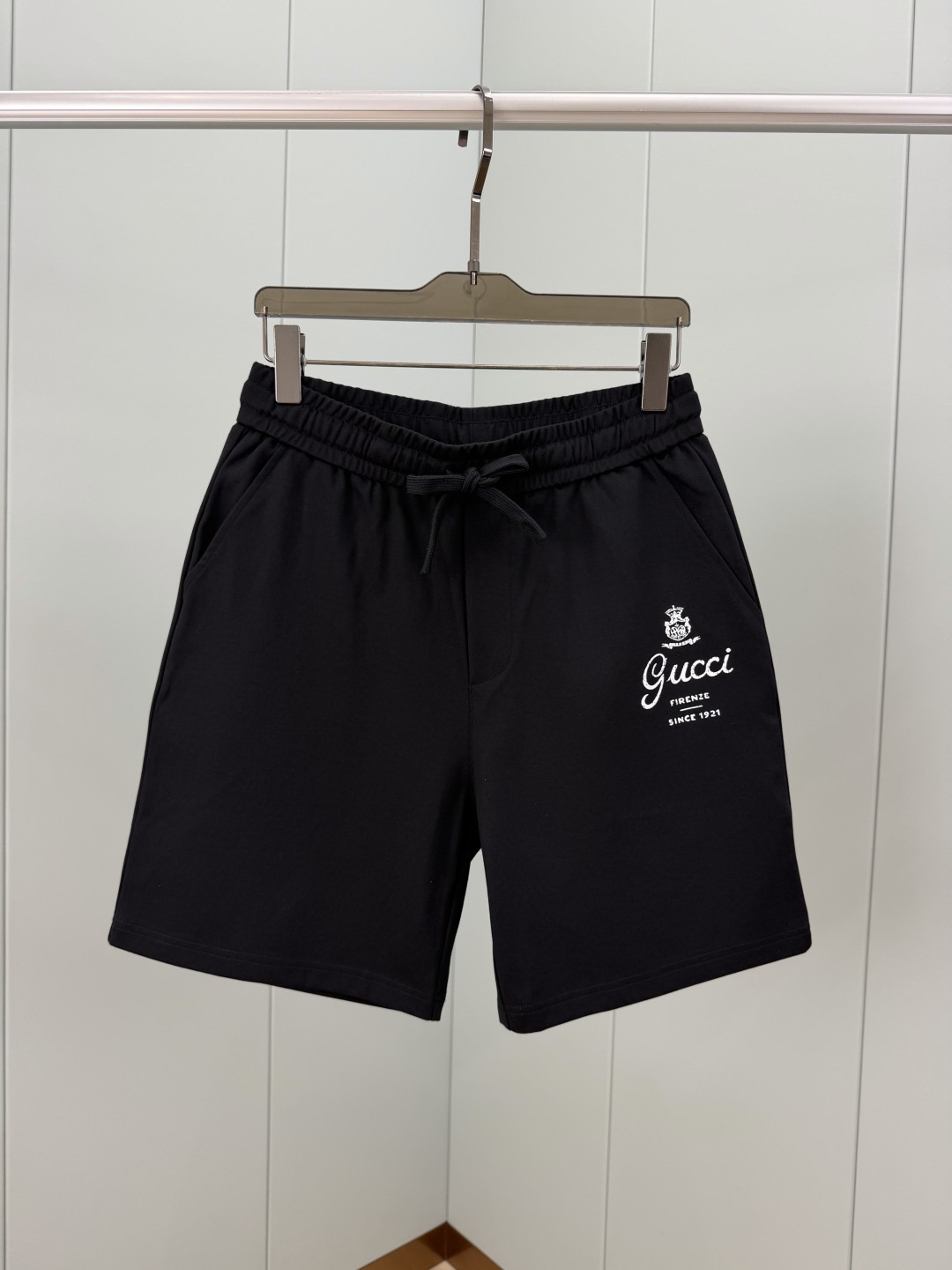 Gucci.古驰 SS26春夏新品饰“Gucci Firenze Since 1921”印花标识冰氧棉休闲短裤,正面左侧 Gucci.古驰 SS26春夏新品饰“Gucci Firenze Since 1921”印花标识冰氧棉休闲短裤,正面左侧