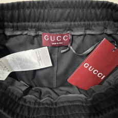 Gucci.古驰 SS26春夏新品饰“Gucci Firenze Since 1921”印花标识冰氧棉休闲短裤,正面左侧 Gucci.古驰 SS26春夏新品饰“Gucci Firenze Since 1921”印花标识冰氧棉休闲短裤,正面左侧