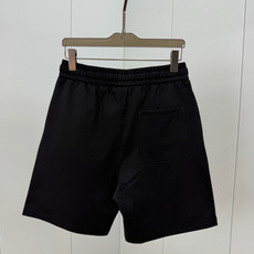 Gucci.古驰 SS26春夏新品饰“Gucci Firenze Since 1921”印花标识冰氧棉休闲短裤,正面左侧 Gucci.古驰 SS26春夏新品饰“Gucci Firenze Since 1921”印花标识冰氧棉休闲短裤,正面左侧