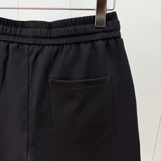 Gucci.古驰 SS26春夏新品饰“Gucci Firenze Since 1921”印花标识冰氧棉休闲短裤,正面左侧 Gucci.古驰 SS26春夏新品饰“Gucci Firenze Since 1921”印花标识冰氧棉休闲短裤,正面左侧