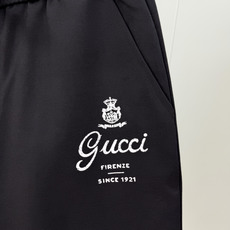 Gucci.古驰 SS26春夏新品饰“Gucci Firenze Since 1921”印花标识冰氧棉休闲短裤,正面左侧 Gucci.古驰 SS26春夏新品饰“Gucci Firenze Since 1921”印花标识冰氧棉休闲短裤,正面左侧