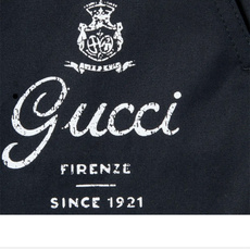 Gucci.古驰 SS26春夏新品饰“Gucci Firenze Since 1921”印花标识冰氧棉休闲短裤,正面左侧 Gucci.古驰 SS26春夏新品饰“Gucci Firenze Since 1921”印花标识冰氧棉休闲短裤,正面左侧