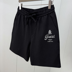 Gucci.古驰 SS26春夏新品饰“Gucci Firenze Since 1921”印花标识冰氧棉休闲短裤,正面左侧 Gucci.古驰 SS26春夏新品饰“Gucci Firenze Since 1921”印花标识冰氧棉休闲短裤,正面左侧