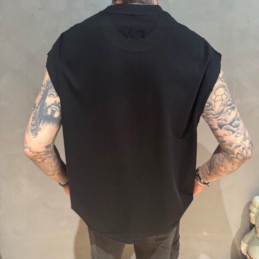 新款🌟Y3，新款背心🎽，面料采用顶级原版精梳棉，印压胶条logo印花图案，顶级的做工，高端品质，男女同款，尺码: XS-