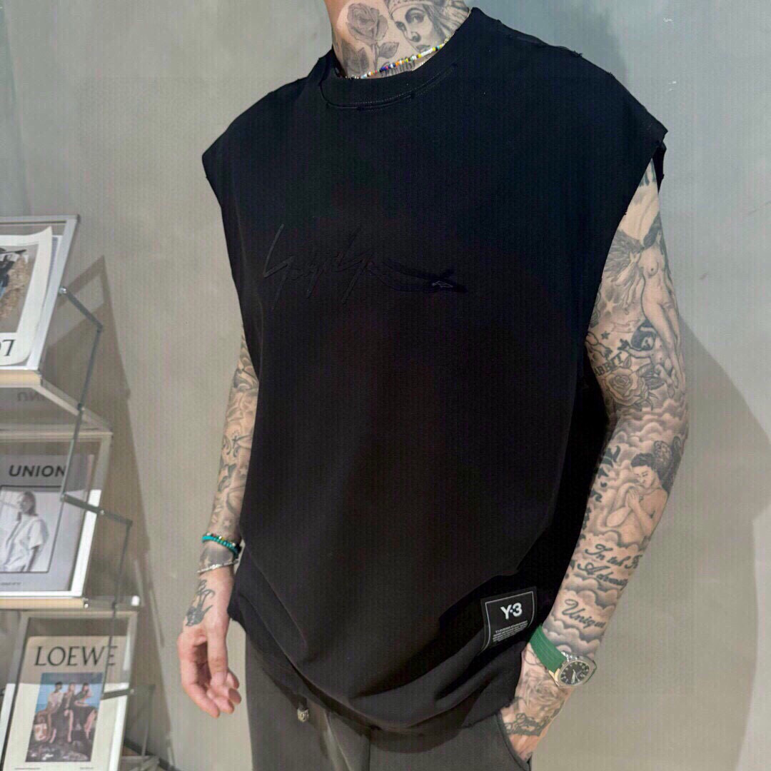 新款🌟Y3，新款背心🎽，面料采用顶级原版精梳棉，印压胶条logo印花图案，顶级的做工，高端品质，男女同款，尺码: XS-