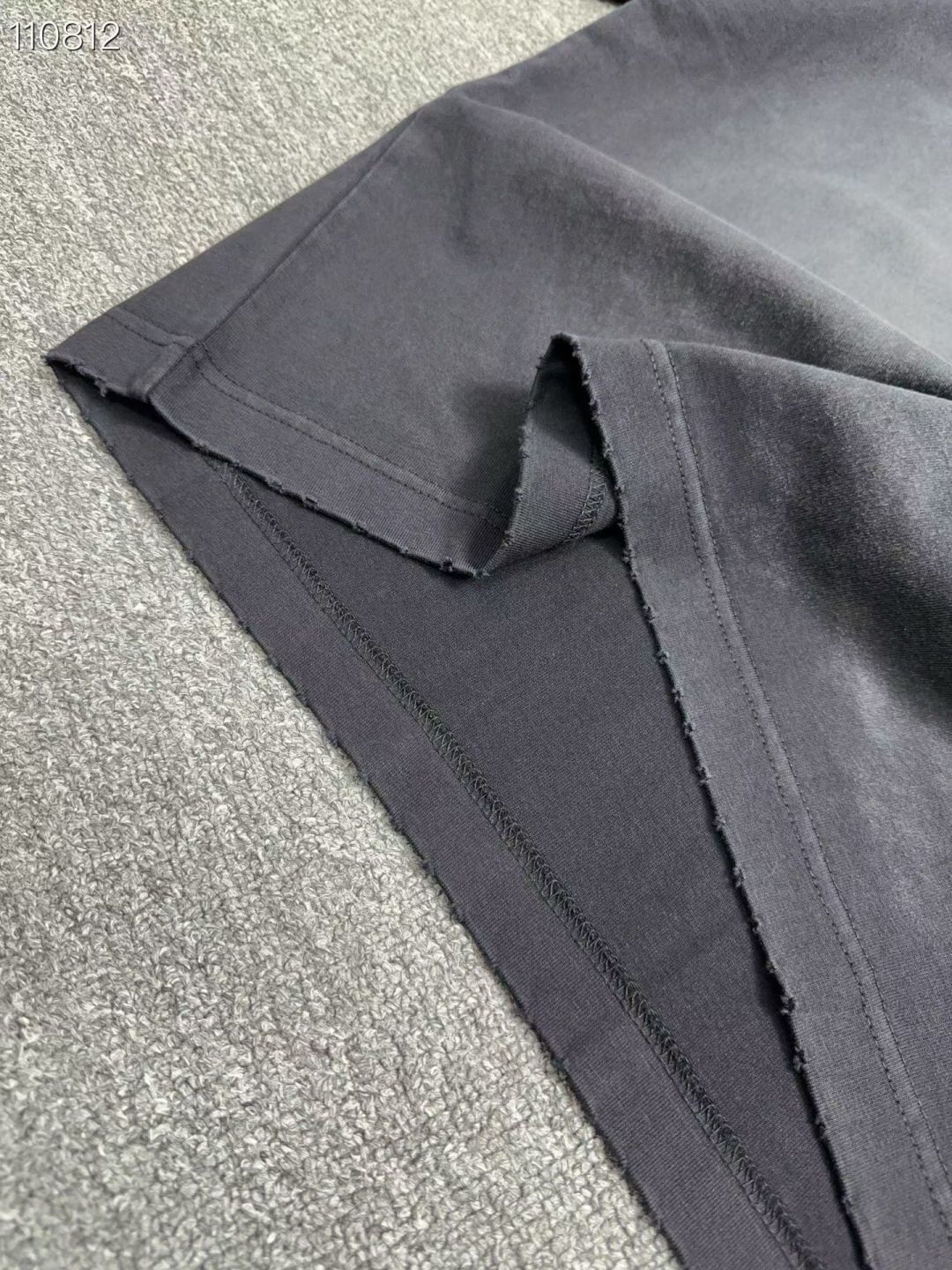 GVC    26春夏新品宽松版型短袖T恤，采用定制340g高克重棉面料，非常有质感，胸口重工植绒字母Logo，袖口下摆