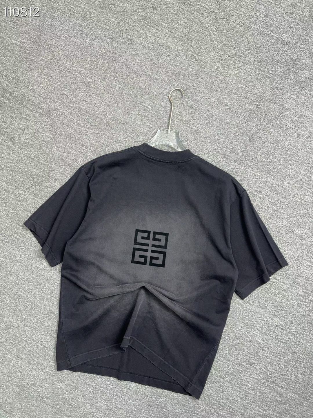GVC    26春夏新品宽松版型短袖T恤，采用定制340g高克重棉面料，非常有质感，胸口重工植绒字母Logo，袖口下摆