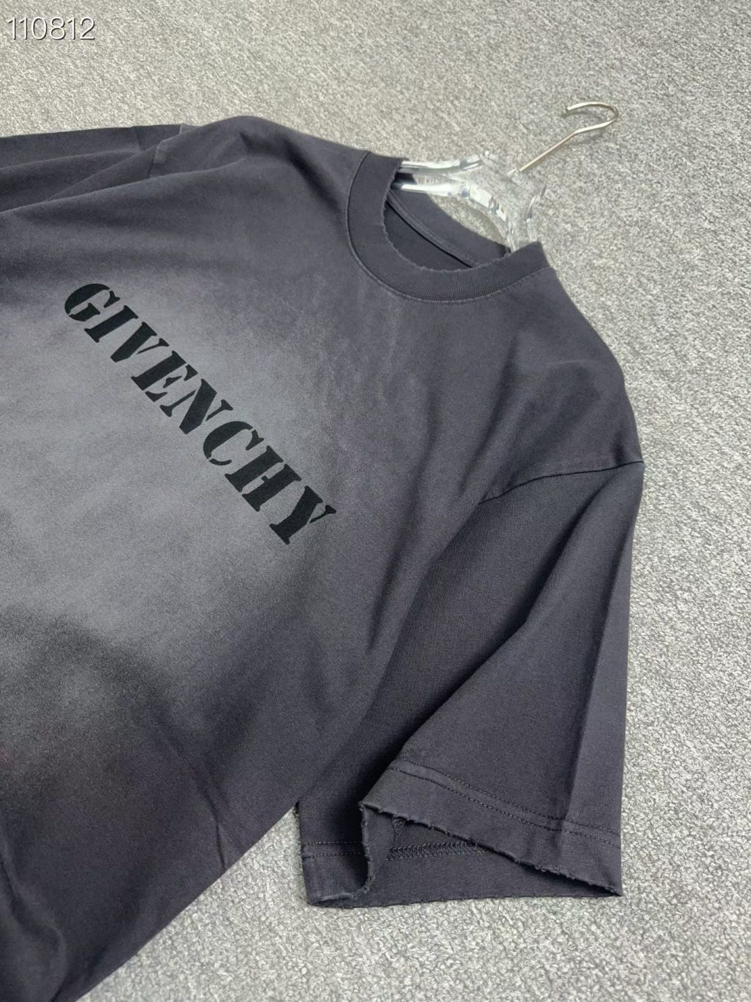 GVC    26春夏新品宽松版型短袖T恤，采用定制340g高克重棉面料，非常有质感，胸口重工植绒字母Logo，袖口下摆