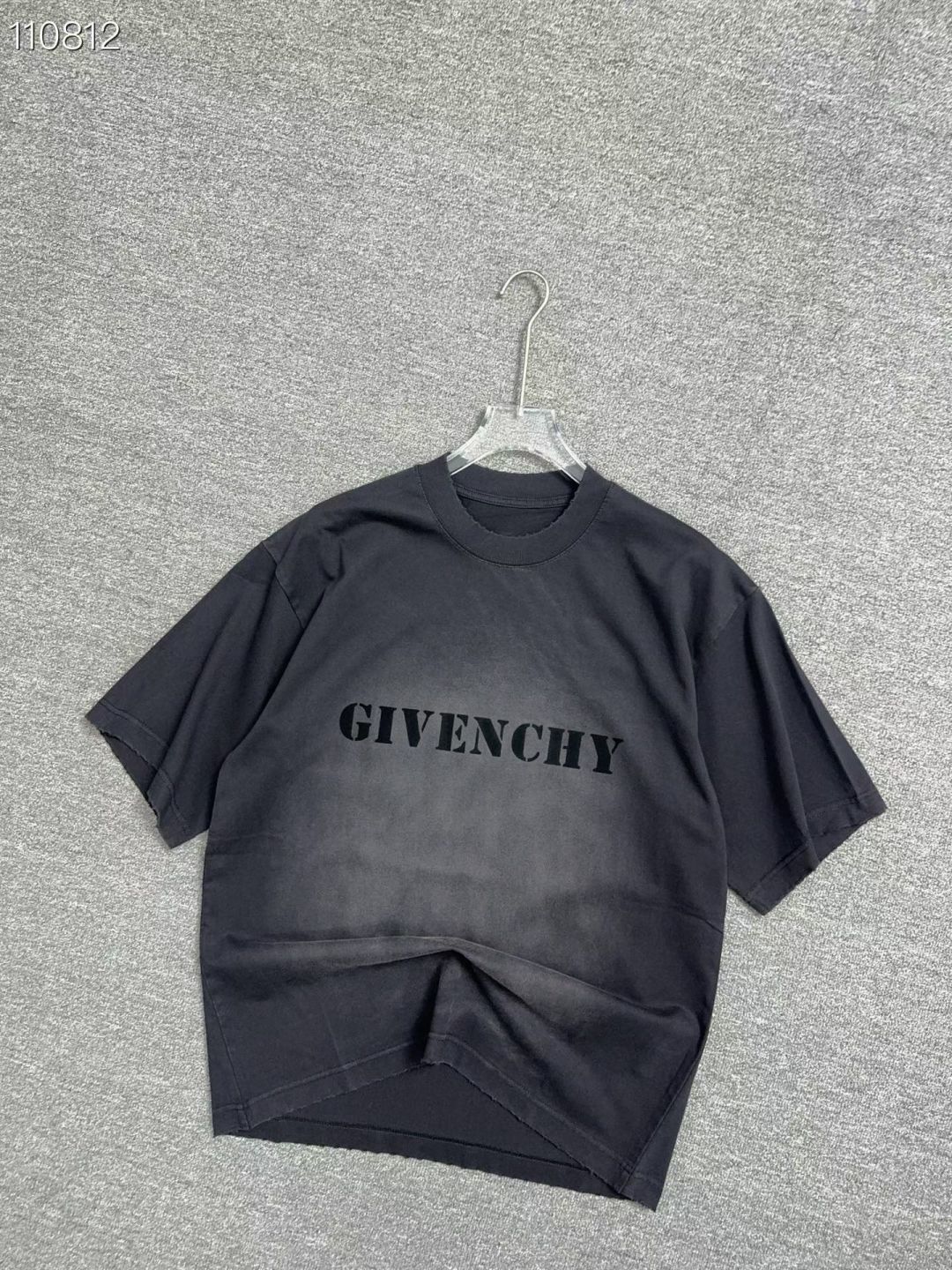 GVC    26春夏新品宽松版型短袖T恤，采用定制340g高克重棉面料，非常有质感，胸口重工植绒字母Logo，袖口下摆