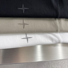Stone Island 2026春夏系列圆领短袖T恤衫 码数:M-5XL 常规版型 100%长绒棉 亲肤舒 Stone Island 2026春夏系列圆领短袖T恤衫 码数:M-5XL 常规版型 100%长绒棉 亲肤舒
