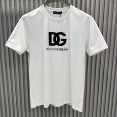 Dolce & Gabbana2026春夏新品 的经典款印花短袖T恤;设计简约大气,极具品牌辨识度。正面印有黑色“DG” Dolce & Gabbana2026春夏新品 的经典款印花短袖T恤;设计简约大气,极具品牌辨识度。正面印有黑色“DG”