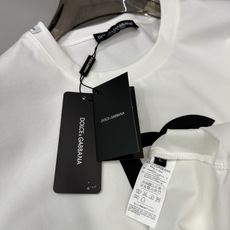 Dolce & Gabbana2026春夏新品 的经典款印花短袖T恤;设计简约大气,极具品牌辨识度。正面印有黑色“DG” Dolce & Gabbana2026春夏新品 的经典款印花短袖T恤;设计简约大气,极具品牌辨识度。正面印有黑色“DG”