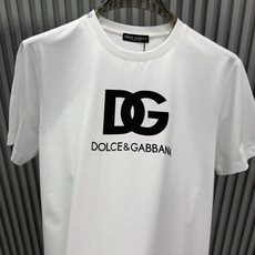 Dolce & Gabbana2026春夏新品 的经典款印花短袖T恤;设计简约大气,极具品牌辨识度。正面印有黑色“DG” Dolce & Gabbana2026春夏新品 的经典款印花短袖T恤;设计简约大气,极具品牌辨识度。正面印有黑色“DG”