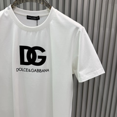 Dolce & Gabbana2026春夏新品 的经典款印花短袖T恤;设计简约大气,极具品牌辨识度。正面印有黑色“DG” Dolce & Gabbana2026春夏新品 的经典款印花短袖T恤;设计简约大气,极具品牌辨识度。正面印有黑色“DG”