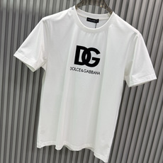 Dolce & Gabbana2026春夏新品 的经典款印花短袖T恤;设计简约大气,极具品牌辨识度。正面印有黑色“DG” Dolce & Gabbana2026春夏新品 的经典款印花短袖T恤;设计简约大气,极具品牌辨识度。正面印有黑色“DG”