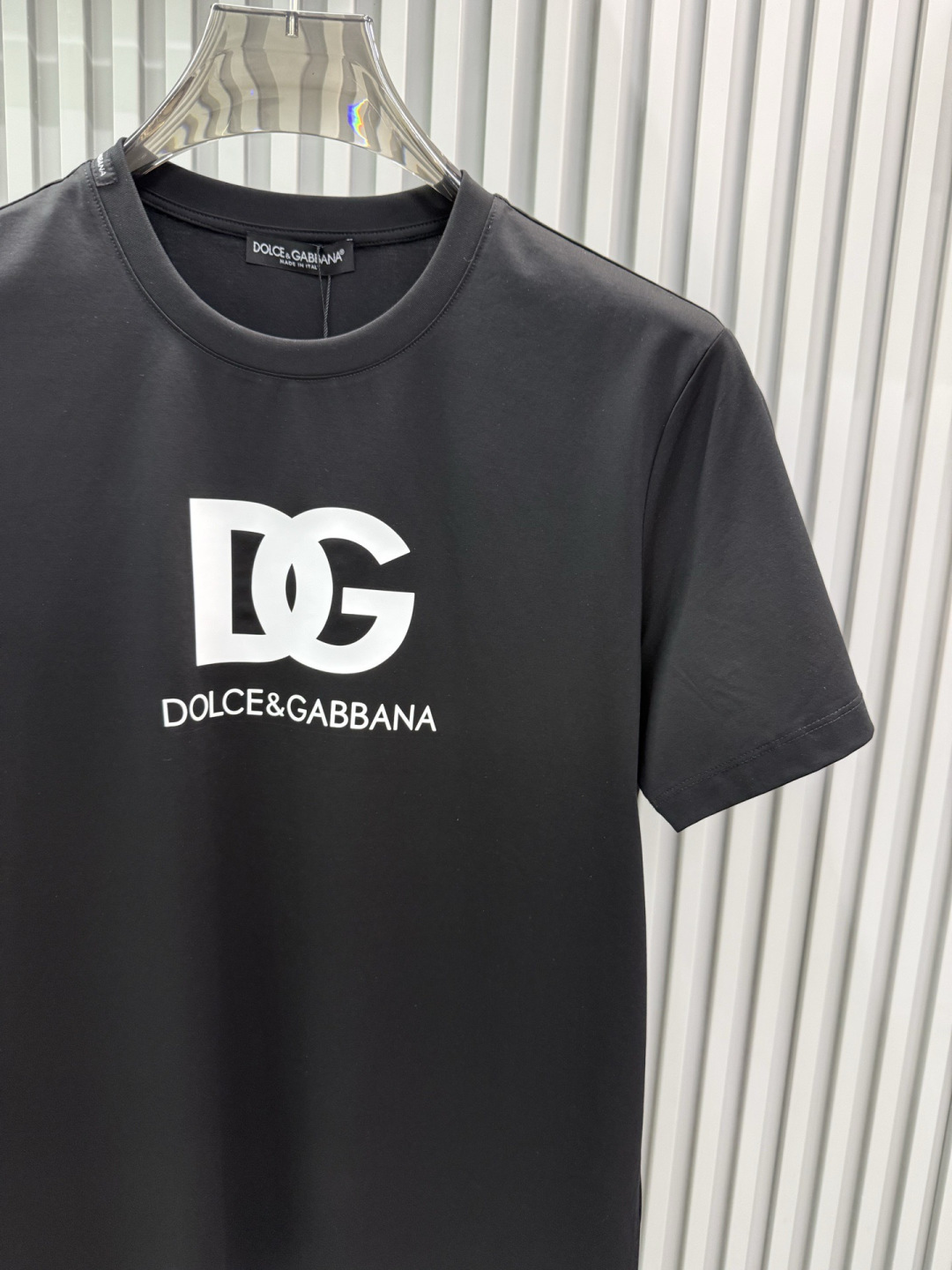 Dolce & Gabbana2026春夏新品 的经典款印花短袖T恤；设计简约大气，极具品牌辨识度。正面印有黑色“DG”