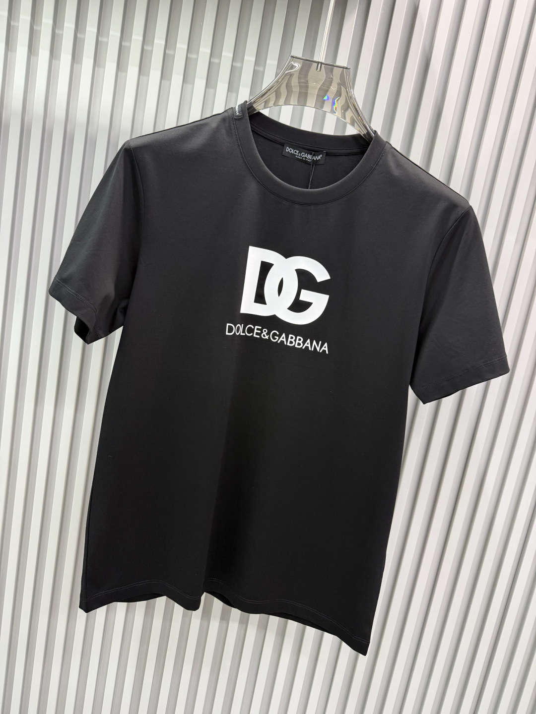 Dolce & Gabbana2026春夏新品 的经典款印花短袖T恤；设计简约大气，极具品牌辨识度。正面印有黑色“DG”