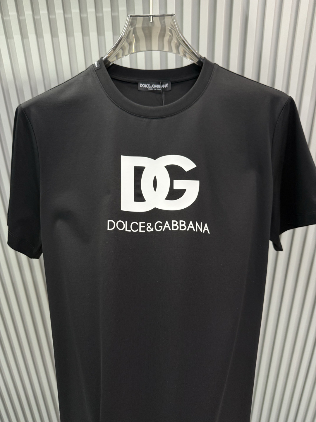 Dolce & Gabbana2026春夏新品 的经典款印花短袖T恤；设计简约大气，极具品牌辨识度。正面印有黑色“DG”