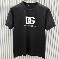 Dolce & Gabbana2026春夏新品 的经典款印花短袖T恤;设计简约大气,极具品牌辨识度。正面印有黑色“DG” Dolce & Gabbana2026春夏新品 的经典款印花短袖T恤;设计简约大气,极具品牌辨识度。正面印有黑色“DG”