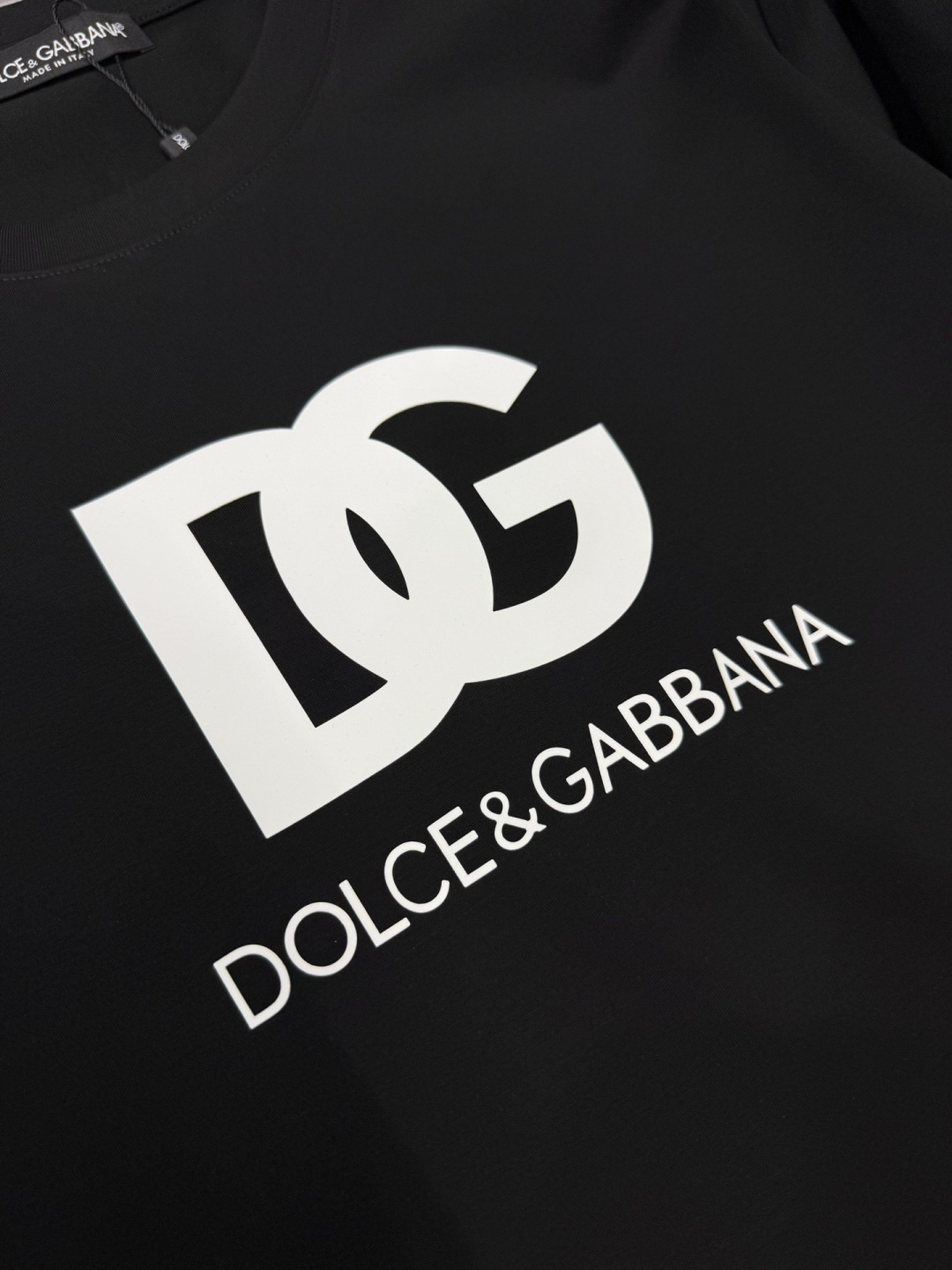 Dolce & Gabbana2026春夏新品 的经典款印花短袖T恤；设计简约大气，极具品牌辨识度。正面印有黑色“DG”