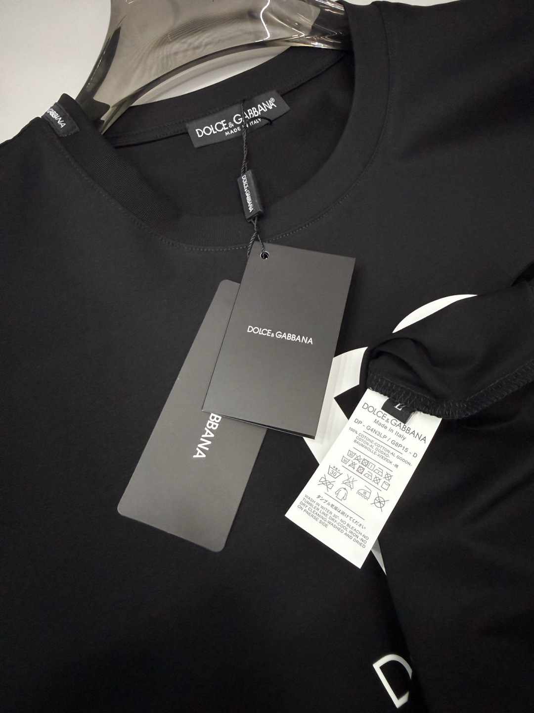 Dolce & Gabbana2026春夏新品 的经典款印花短袖T恤；设计简约大气，极具品牌辨识度。正面印有黑色“DG”